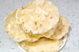 https://myindianrecipe.com/recipe/instant-milk-white-crispy-suji-papad-semolina-papad/